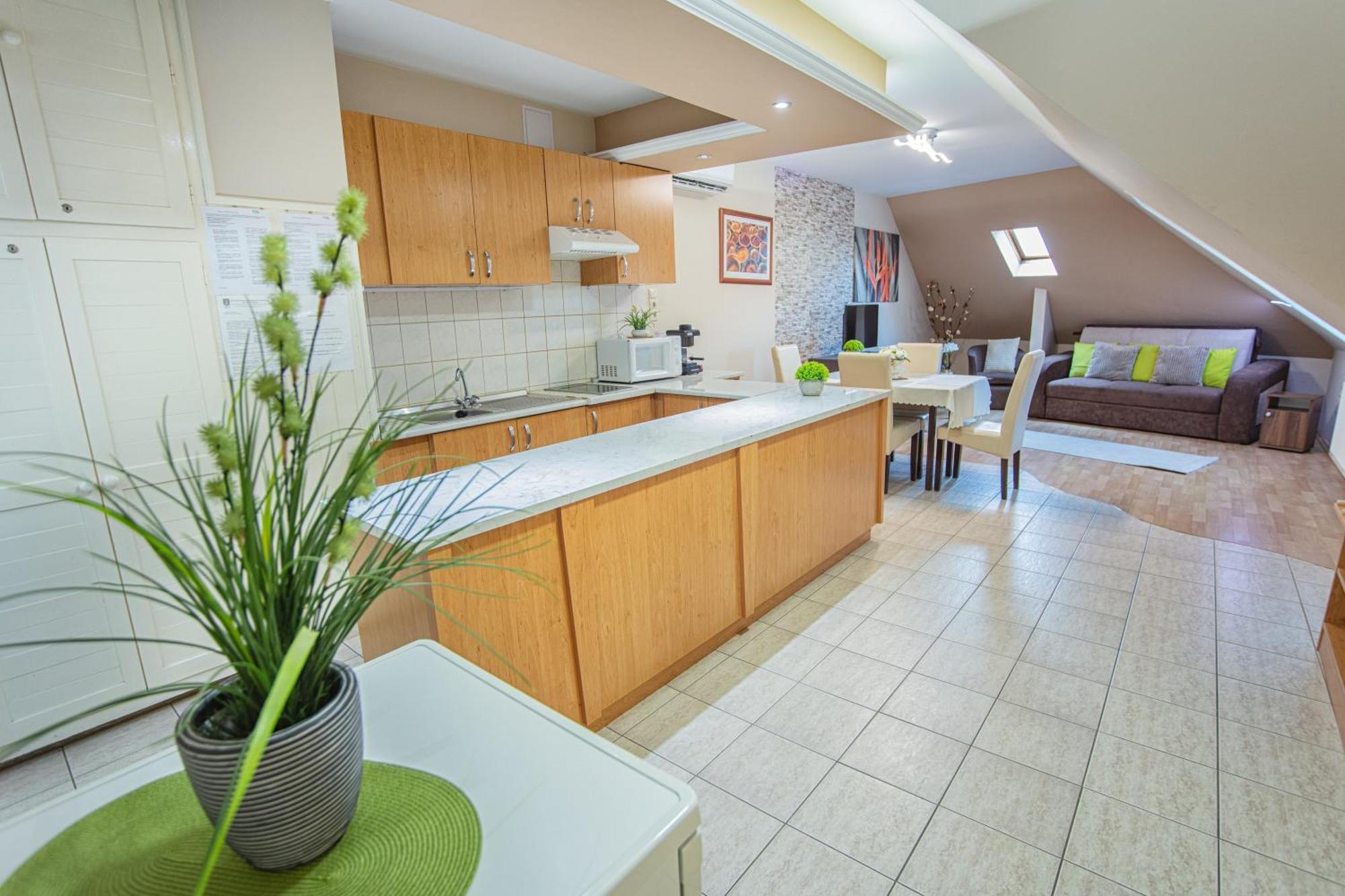 Delfin Apartman Sarvar Exterior photo